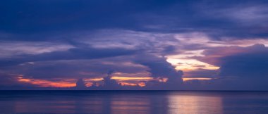 Doğa güzel Işık Günbatımı ya da deniz üzerinde gün doğumu, renkli dramatik manzara Gökyüzü inanılmaz bulutlar ve günbatımı gökyüzünde dalgalar