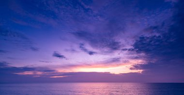 Doğa güzel Işık Günbatımı ya da deniz üzerinde gün doğumu, renkli dramatik manzara Gökyüzü inanılmaz bulutlar ve günbatımı gökyüzünde dalgalar