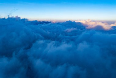Endonezya 'da güneşin doğuşunda sisli güzel manzara dağları