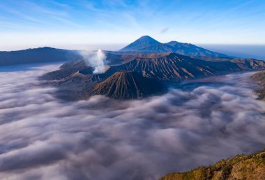 Bromo Volkanı 'ndaki hava manzaralı dağlar gündoğumunda gökyüzü, Bromo Tengger Semeru Ulusal Parkı' ndaki Penanjakan Güzel Dağları, Doğu Java, Endonezya.
