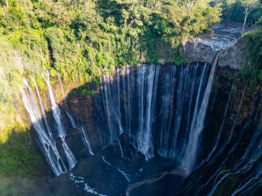 Coban Sewu olarak da bilinen Panorama Tumpak Sewu Şelaleleri 'nin hava manzarası. Güzel gökkuşağı ve sis, Tumpak Sewu Şelaleleri Doğu Java, Endonezya' da turistik bir merkezdir.