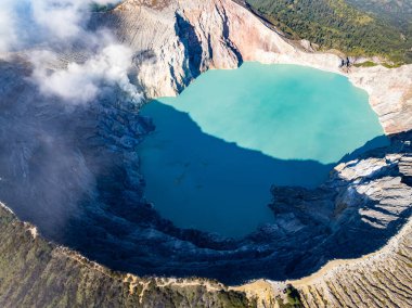 Gündoğumunda turkuaz sülfür gölü olan Kawah Ijen volkanı. Endonezya, Doğu Java 'da doğa manzarası. Doğal manzara arka planı