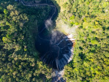 Coban Sewu olarak da bilinen Panorama Tumpak Sewu Şelaleleri 'nin hava manzarası. Güzel gökkuşağı ve sis, Tumpak Sewu Şelaleleri Doğu Java, Endonezya' da turistik bir merkezdir.