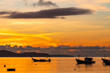 Doğa manzarası güzel Gün batımı ya da deniz üzerinde gün doğumu dramatik bulutlar deniz manzarası inanılmaz bulutlar ve günbatımı arka planında dalgalar