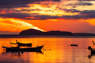 Doğa manzarası güzel Gün batımı ya da deniz üzerinde gün doğumu dramatik bulutlar deniz manzarası inanılmaz bulutlar ve günbatımı arka planında dalgalar