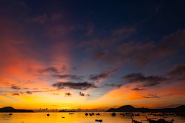 Doğa manzarası güzel Gün batımı ya da deniz üzerinde gün doğumu dramatik bulutlar deniz manzarası inanılmaz bulutlar ve günbatımı arka planında dalgalar