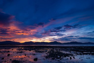 Doğa manzarası güzel Gün batımı ya da deniz üzerinde gün doğumu dramatik bulutlar deniz manzarası inanılmaz bulutlar ve günbatımı arka planında dalgalar