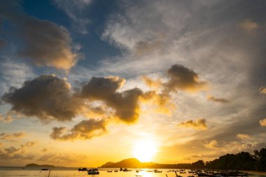 Doğa manzarası güzel Gün batımı ya da deniz üzerinde gün doğumu dramatik bulutlar deniz manzarası inanılmaz bulutlar ve günbatımı arka planında dalgalar