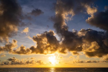 Doğa manzarası güzel Gün batımı ya da deniz üzerinde gün doğumu dramatik bulutlar deniz manzarası inanılmaz bulutlar ve günbatımı arka planında dalgalar