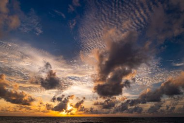 Doğa manzarası güzel Gün batımı ya da deniz üzerinde gün doğumu dramatik bulutlar deniz manzarası inanılmaz bulutlar ve günbatımı arka planında dalgalar