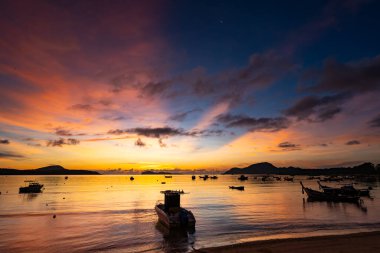 Doğa manzarası güzel Gün batımı ya da deniz üzerinde gün doğumu dramatik bulutlar deniz manzarası inanılmaz bulutlar ve günbatımı arka planında dalgalar
