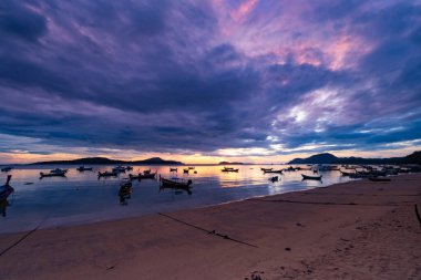 Doğa manzarası güzel Gün batımı ya da deniz üzerinde gün doğumu dramatik bulutlar deniz manzarası inanılmaz bulutlar ve günbatımı arka planında dalgalar