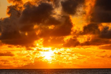 Doğa manzarası güzel Gün batımı ya da deniz üzerinde gün doğumu dramatik bulutlar deniz manzarası inanılmaz bulutlar ve günbatımı arka planında dalgalar
