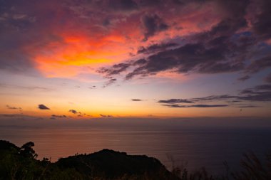 Doğa manzarası güzel Gün batımı ya da deniz üzerinde gün doğumu dramatik bulutlar deniz manzarası inanılmaz bulutlar ve günbatımı arka planında dalgalar