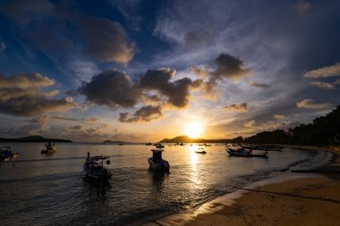 Doğa manzarası güzel Gün batımı ya da deniz üzerinde gün doğumu dramatik bulutlar deniz manzarası inanılmaz bulutlar ve günbatımı arka planında dalgalar
