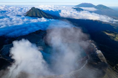 Gündoğumunda turkuaz sülfür gölü olan Kawah Ijen volkanı. Endonezya, Doğu Java 'da doğa manzarası. Doğal manzara arka planı
