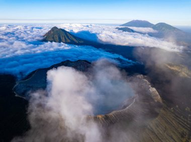 Gündoğumunda turkuaz sülfür gölü olan Kawah Ijen volkanı. Endonezya, Doğu Java 'da doğa manzarası. Doğal manzara arka planı