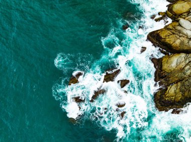 İnanılmaz deniz manzarası kayalara çarpan büyük dalgalar Phuket Adası Tayland 'da deniz yüzeyini dalgalandırıyor.