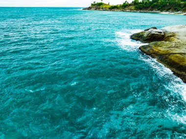 İnanılmaz deniz manzarası kayalara çarpan büyük dalgalar Phuket Adası Tayland 'da deniz yüzeyini dalgalandırıyor.