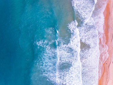 Okyanus suyuna çarpan dalgaların hava manzaralı arka planı, kuş bakışı fotoğraflardaki deniz dalgalarının drone görüntüsü, dalgalar arka plan