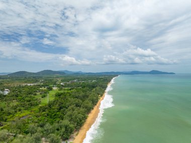 İnanılmaz deniz manzarası kayalara çarpan dalgalar Phuket Adası Tayland 'daki güzel deniz manzarası