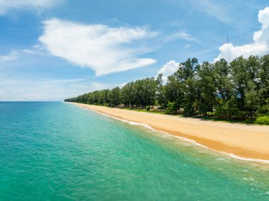 İnanılmaz deniz manzarası kayalara çarpan dalgalar Phuket Adası Tayland 'daki güzel deniz manzarası