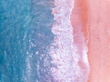 Okyanus suyuna çarpan dalgaların hava manzaralı arka planı, kuş bakışı fotoğraflardaki deniz dalgalarının drone görüntüsü, dalgalar arka plan