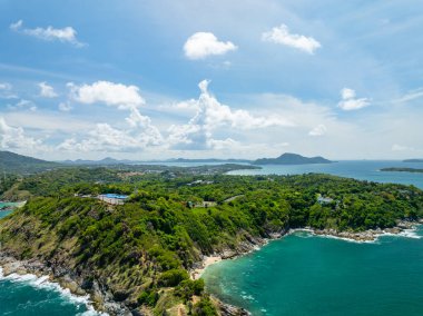 İnanılmaz deniz manzarası kayalara çarpan dalgalar Phuket Adası Tayland 'daki güzel deniz manzarası