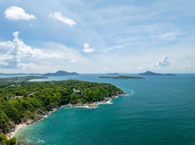 İnanılmaz deniz manzarası kayalara çarpan dalgalar Phuket Adası Tayland 'daki güzel deniz manzarası