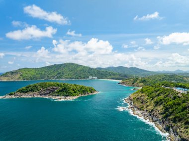 İnanılmaz deniz manzarası kayalara çarpan dalgalar Phuket Adası Tayland 'daki güzel deniz manzarası