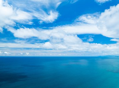 Mavi deniz ve gökyüzü bulutlarının hava manzarası arka plan, Yaz doğası tropikal deniz, güzel okyanus suyu yolculuğu arka plan