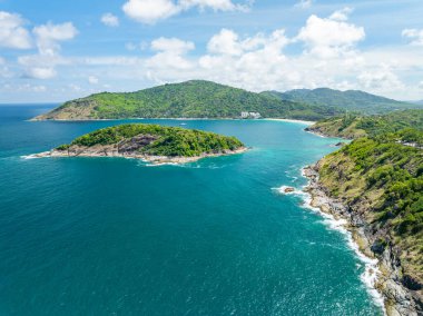 İnanılmaz deniz manzarası kayalara çarpan dalgalar Phuket Adası Tayland 'daki güzel deniz manzarası