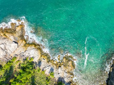 İnanılmaz deniz manzarası kayalara çarpan dalgalar Phuket Adası Tayland 'daki güzel deniz manzarası