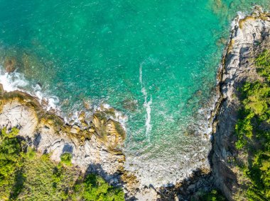 İnanılmaz deniz manzarası kayalara çarpan dalgalar Phuket Adası Tayland 'daki güzel deniz manzarası