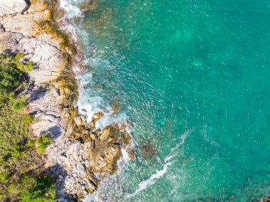 İnanılmaz deniz manzarası kayalara çarpan dalgalar Phuket Adası Tayland 'daki güzel deniz manzarası