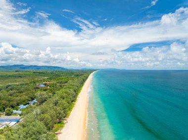 İnanılmaz deniz manzarası kayalara çarpan dalgalar Phuket Adası Tayland 'daki güzel deniz manzarası