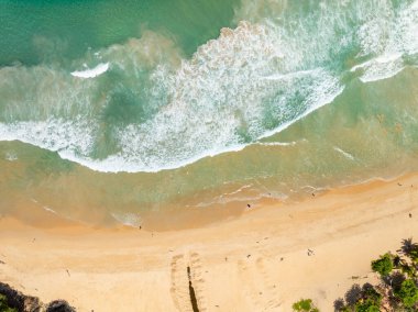 İnanılmaz deniz manzarası kayalara çarpan dalgalar Phuket Adası Tayland 'daki güzel deniz manzarası