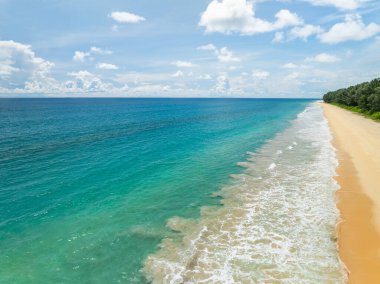 İnanılmaz deniz manzarası kayalara çarpan dalgalar Phuket Adası Tayland 'daki güzel deniz manzarası
