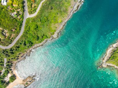 İnanılmaz deniz manzarası kayalara çarpan dalgalar Phuket Adası Tayland 'daki güzel deniz manzarası
