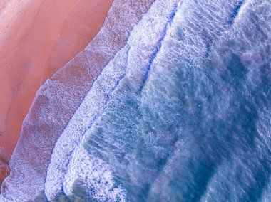 Okyanus suyuna çarpan dalgaların hava manzaralı arka planı, kuş bakışı fotoğraflardaki deniz dalgalarının drone görüntüsü, dalgalar arka plan