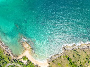 İnanılmaz deniz manzarası kayalara çarpan dalgalar Phuket Adası Tayland 'daki güzel deniz manzarası
