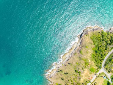 İnanılmaz deniz manzarası kayalara çarpan dalgalar Phuket Adası Tayland 'daki güzel deniz manzarası