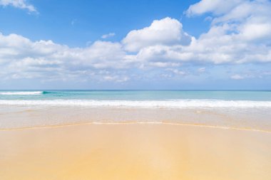 Yaz mevsiminde Phuket Tayland 'da plaj. Konsept seyahat ve tur arka planı, kumsaldaki boş kopyalama alanı ve kumlara çarpan dalgalar