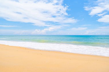Yaz mevsiminde Phuket Tayland 'da plaj. Konsept seyahat ve tur arka planı, kumsaldaki boş kopyalama alanı ve kumlara çarpan dalgalar