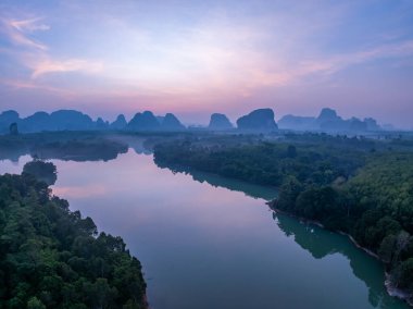 Gökyüzündeki görkemli bulutların hava manzarası günbatımı ya da deniz üzerindeki gün doğumunun tropikal denizdeki yansıması. Güzel manzara. Doğanın muhteşem ışığı.