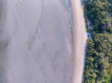 Okyanus suyuna çarpan dalgaların hava manzaralı arka planı, kuş bakışı fotoğraftaki deniz dalgalarının drone görüntüsü, sahil deniz arka planı.