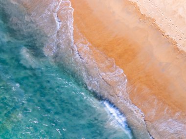 Okyanus suyuna çarpan dalgaların hava manzaralı arka planı, kuş bakışı fotoğraftaki deniz dalgalarının drone görüntüsü, sahil deniz arka planı.
