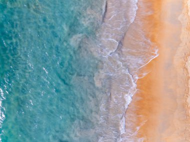 Okyanus suyuna çarpan dalgaların hava manzaralı arka planı, kuş bakışı fotoğraftaki deniz dalgalarının drone görüntüsü, sahil deniz arka planı.