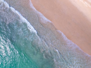 Okyanus suyuna çarpan dalgaların hava manzaralı arka planı, kuş bakışı fotoğraftaki deniz dalgalarının drone görüntüsü, sahil deniz arka planı.