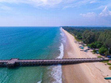 Okyanus suyuna çarpan dalgaların hava manzaralı arka planı, kuş bakışı fotoğraftaki deniz dalgalarının drone görüntüsü, sahil deniz arka planı.